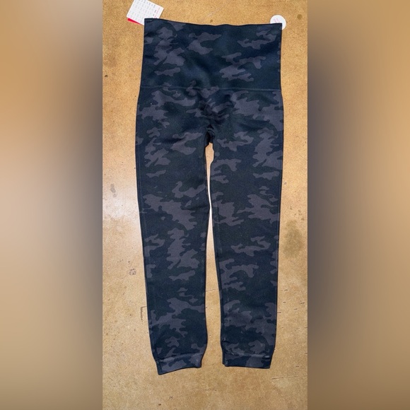 SPANX Look At Me Now EcoCare Seamless Black Camo Cropped Leggings Womens Sz S - Picture 5 of 5